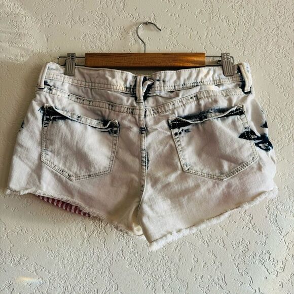 No Boundaries | acid washed jean shorts with red and white stripe pockets | 9 - Picture 11 of 11